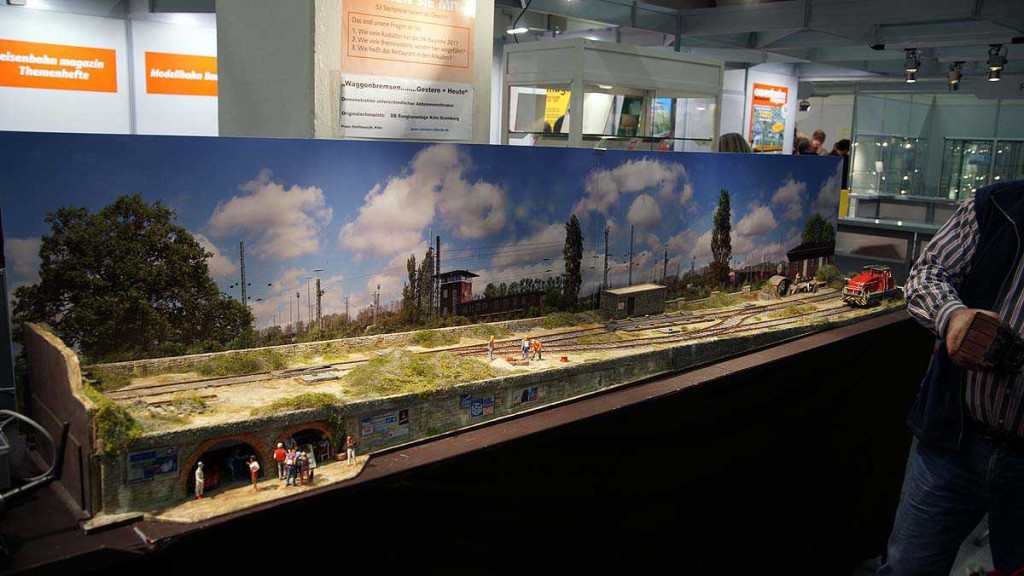 Modellbahn messe Koln 2012 - radio controlled hump yard diorama in O scale