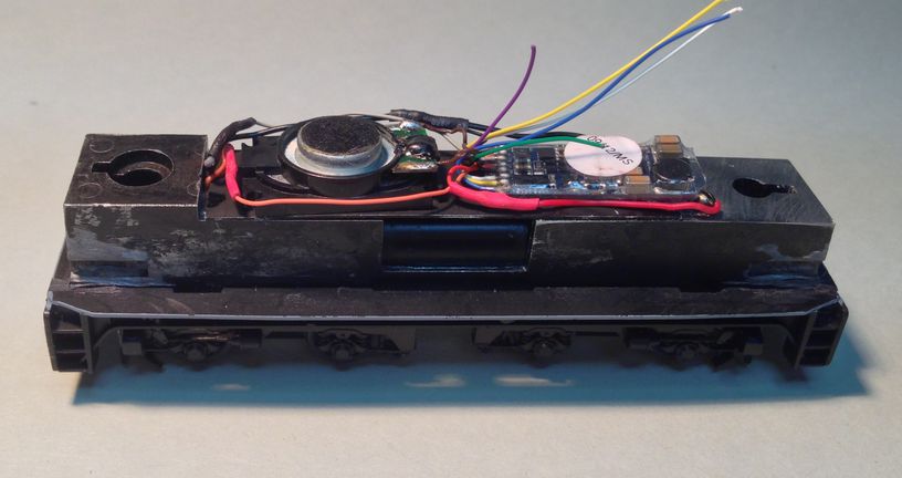 remotor loco decoder and speaker installed