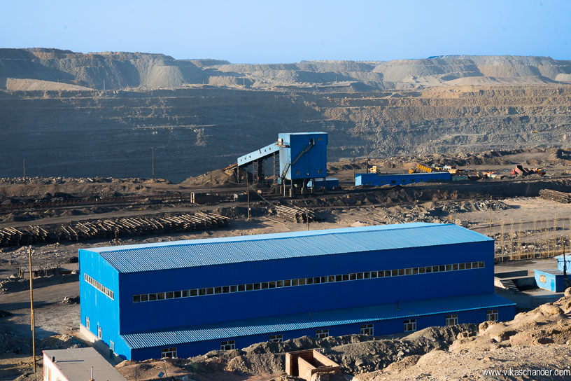 sandaoling blog 02 - coal is loaded onto trains by the blue loader