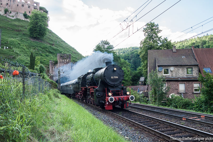 DS 2014 blog - BR 52 7596 from Bad Kreuznach passes below the Frankenstein castle