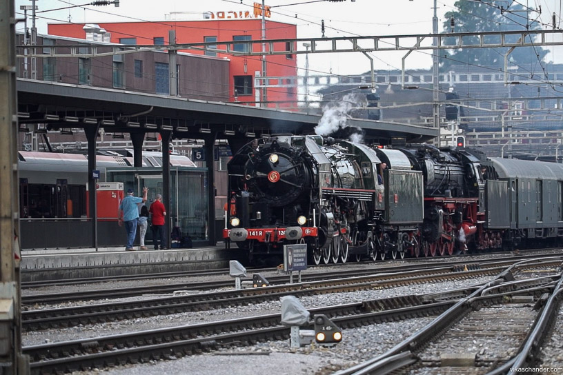 Gotthard Dampfspektakel blog - SNCF 141r arrives heading BR01 150 and some Deutsche Bahn vintage stock