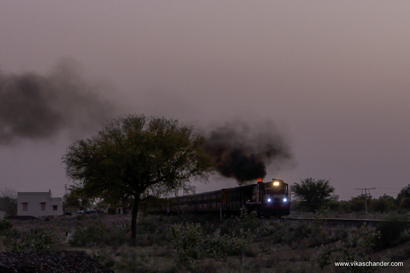 Shekhawati Express blog - A fiery YDM4 hauls its load towards Churu