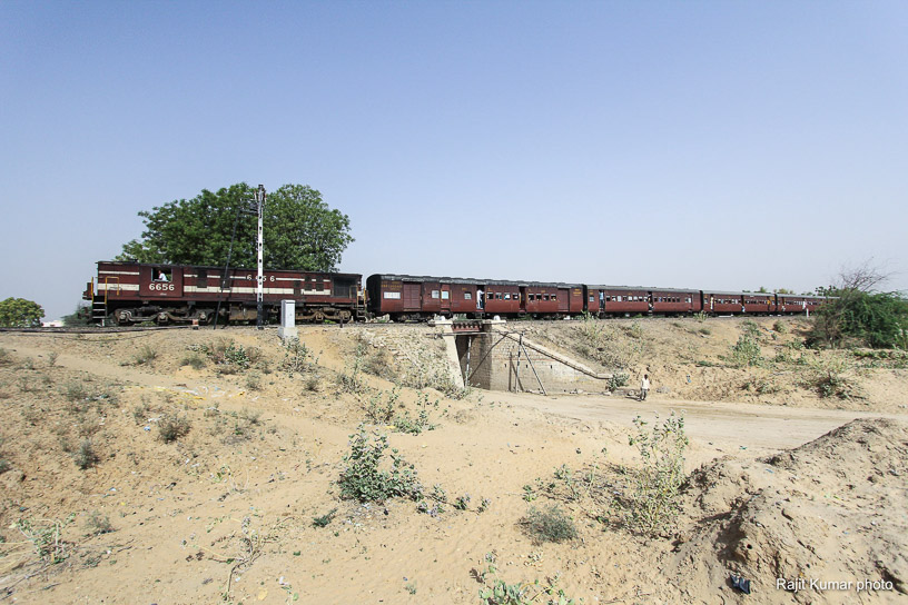 Shekhawati Express blog - Train 52088 from Churu arrives at Fatehpur