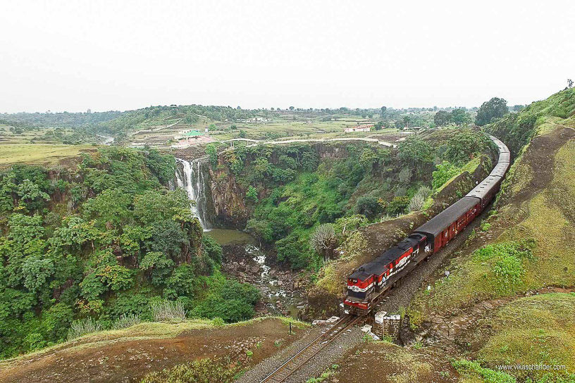 Train to Patalpani blog photo 18 - Train 52963 passing the Patalpani waterfalls