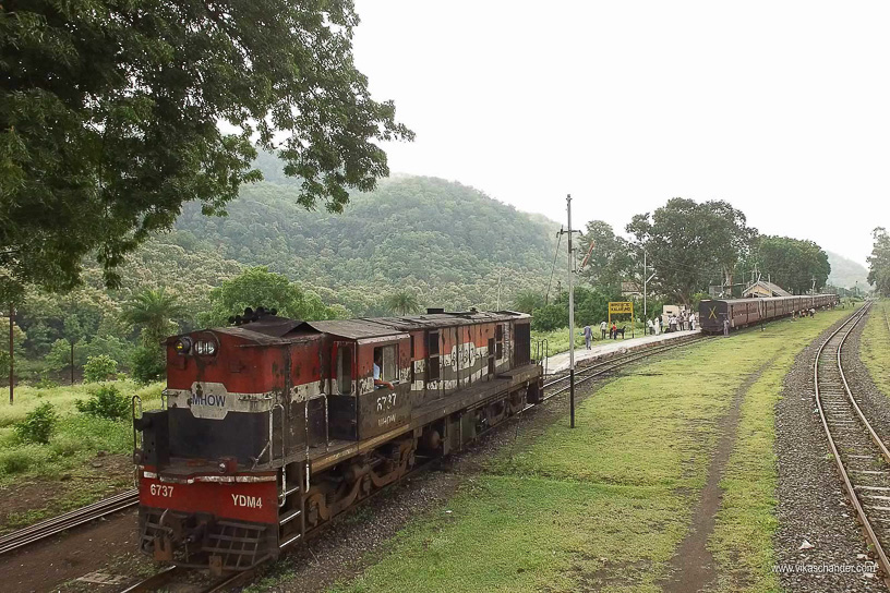 Train to Patalpani blog photo 39 - Banker YDM4 6737 backs on to train 52974 to Mhow at Kalakund