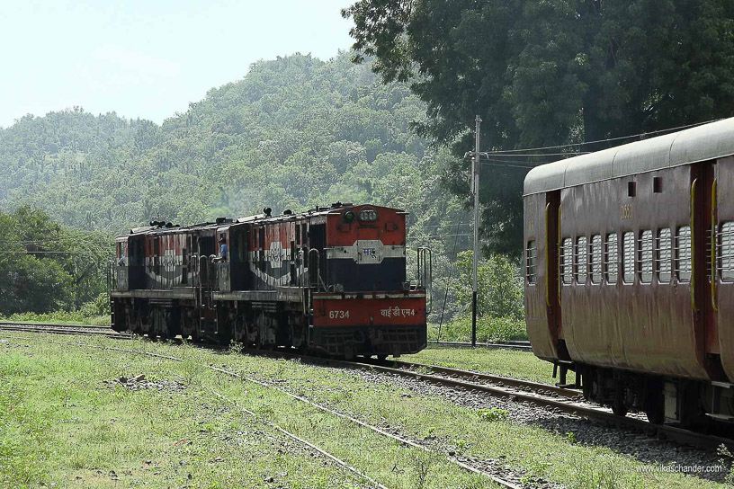 Train to Patalpani blog photo 42 - A loco with a banker in tow detaches itself from the rake at Kalakund