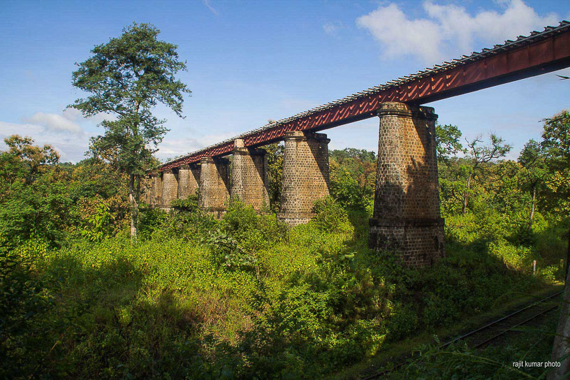 Train to Patalpani blog photo 53 - The dhulghat spiral viaduct viewed from below
